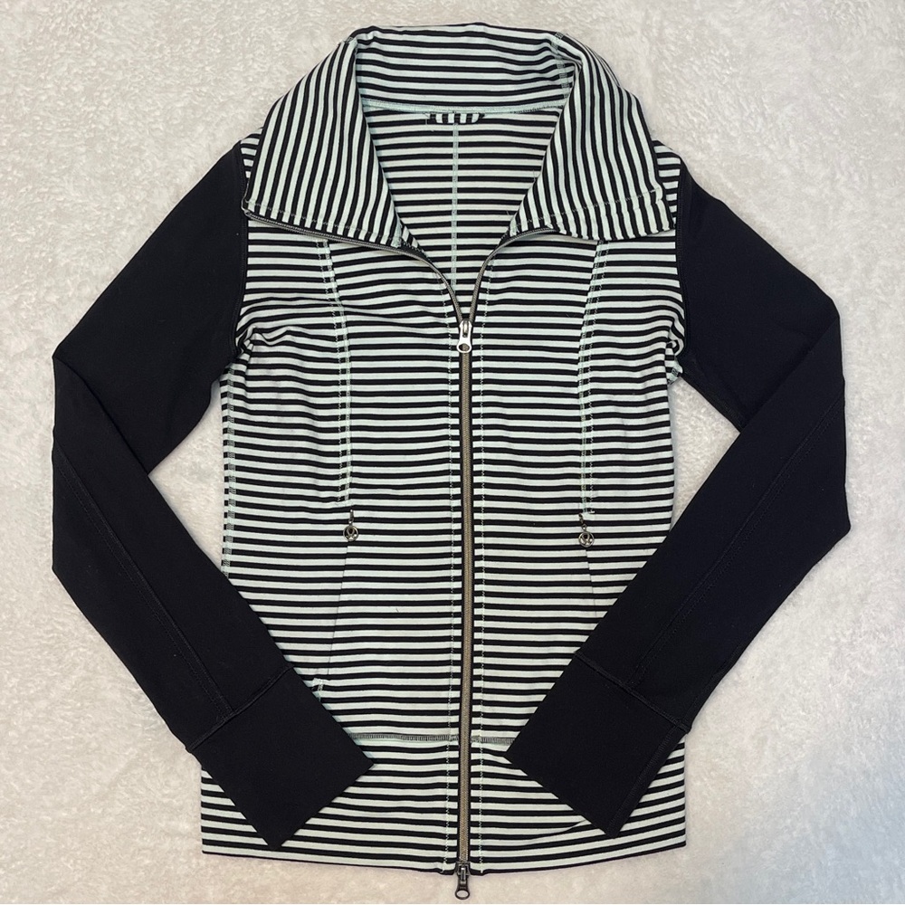 Lululemon Daily Yoga Jacket Sz 6 in Classic Stripe Mini Moment Black Workout